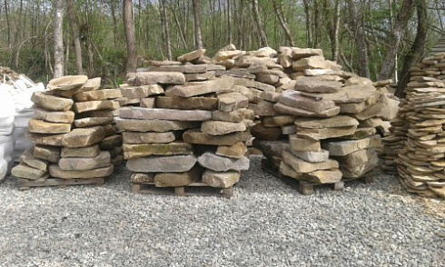 Kamenclub.ru: Песчаник плиты - плахи - пошаговые дорожки (фр. 70-150 мм)  купить в Петрозаводске песчаник серый бежевый желтый зеленый колотый песчаник строительный 6500 руб/т   фото КАМЕНЬ КЛУБ