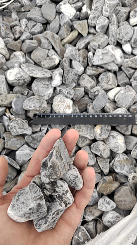 Kamenclub.ru: Щебень галтованный черный (мрамор) фр.40-70 мм.  купить в Петрозаводске мрамор черный с белыми прожилками, черный, белый щебень галтованный округлый 13500 руб/т   фото КАМЕНЬ КЛУБ