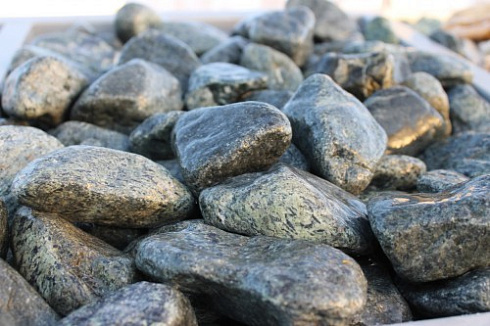 Kamenclub.ru: Щебень галтованный зеленый (змеевик) фр. 50-100 мм.  купить в Петрозаводске галтовка мраморная зеленый, салатовый мрамор 12 500 руб/т   фото КАМЕНЬ КЛУБ