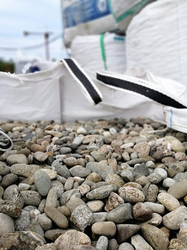 Kamenclub.ru: Галька речная окат (пестрая) фр. 20-40 мм. купить  в Петрозаводске галька речная пестрая, серая, серые оттенки галька речная окатанная округлая 5000 руб/т   фото КАМЕНЬ КЛУБ