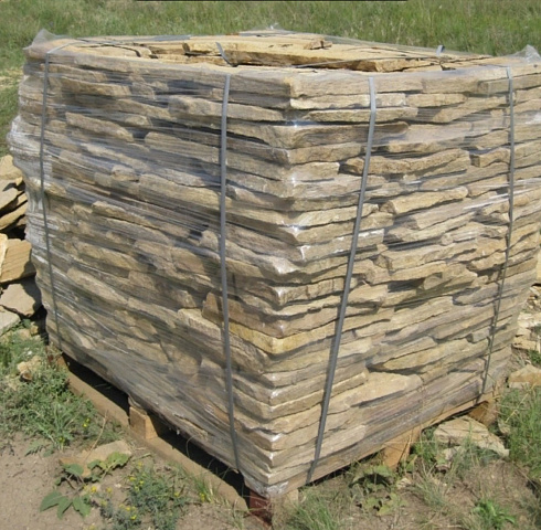 Kamenclub.ru: Песчаник пластушка желтый с рисунком (3 см)  купить в Петрозаводске песчаник желтый с рисунком, рыжий, желтый песчаник пластушка ландшафтная рваная 8 500 руб/м3   фото КАМЕНЬ КЛУБ