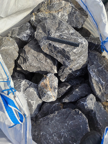 Kamenclub.ru: Черный мрамор скальник фр. 100-500 мм.  купить в Петрозаводске мрамор черный белый серый крупный колотый валун ландшафтный 8500 руб/т   фото КАМЕНЬ КЛУБ