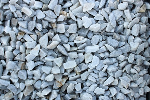 Kamenclub.ru: Мраморная крошка, щебень, цвет-белый,  фр. 20-40 мм.  купить в Петрозаводске мрамор белый молочный слоновая кость айвори  мраморная крошка ландшафтная 12000 руб/т   фото КАМЕНЬ КЛУБ