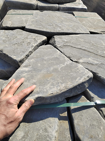 Kamenclub.ru: Песчаник пластушка светло-серый (4,0 - 6,0 см)  купить в Петрозаводске плитняк - пластушка светло-серый песчаник 12600 руб/м3   фото КАМЕНЬ КЛУБ