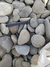 Kamenclub.ru: Галька речная плоская (темно-серая) фр. 70-150 мм. купить в Петрозаводске галечник природный темно-серый серый синий речная плоская природная окатанная  9000 руб/т   фото КАМЕНЬ КЛУБ
