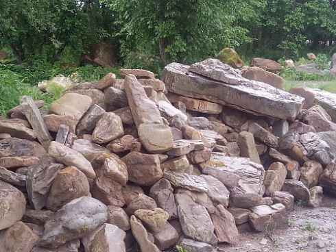 Kamenclub.ru: Песчаник декоративный ландшафтный (фр. 300-500 мм)  купить в Петрозаводске песчаник желтый рыжий серый зеленый валун речной окатанный природный песчаника 4 500 руб/т   фото КАМЕНЬ КЛУБ