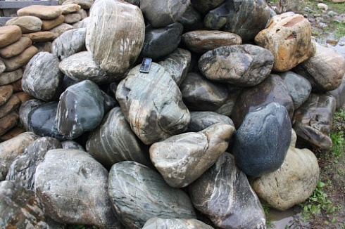 Kamenclub.ru: Речной валун Кабанчик фр.300-500 мм.  купить в Петрозаводске крупный природный камень галька серый, темно-серый речной валун галечник масштабный 7000 руб/т   фото КАМЕНЬ КЛУБ