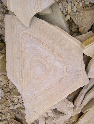 Kamenclub.ru: Форматный камень (плаха) пошаговая дорожка от 70-150 см (4 -12 см)  купить в Петрозаводске плитняк  форматный плаха желтый песчаник 9 000 руб/т   фото КАМЕНЬ КЛУБ