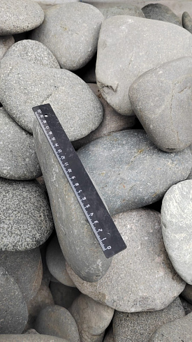 Kamenclub.ru: Галька речная плоская (темно-серая) фр. 70-150 мм. купить  в Петрозаводске галечник природный темно-серый серый синий речная плоская природная окатанная  9000 руб/т   фото КАМЕНЬ КЛУБ