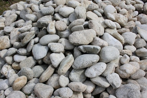 Kamenclub.ru: Бело-серый валунчик фр.100-300 мм.  купить в Петрозаводске крупный камень для ландшафта серый, белый бело-серый валун крупная галька 4500 руб/т   фото КАМЕНЬ КЛУБ