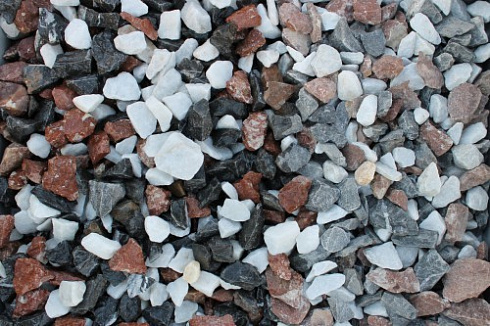 Kamenclub.ru: Мраморная крошка (щебень крошка микс : белый-черный-розовый) фр. 20-40 мм.  купить в Петрозаводске мрамор белый, черный, розовый декоративная ландшафтная крошка 12000 руб/т   фото КАМЕНЬ КЛУБ