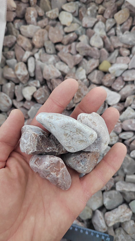 Kamenclub.ru: Мраморная крошка (щебень галтованный розовый) фр.20-40 мм.  купить в Петрозаводске мрамор розовый, красный оголтованный округлый щебень  15000 руб/т   фото КАМЕНЬ КЛУБ