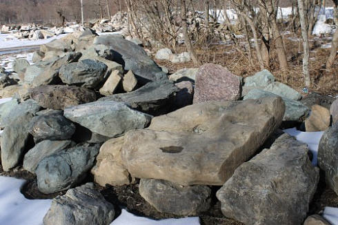 Kamenclub.ru: Гранит скальник (серо-зеленый) фр. 500-1500 мм.  купить в Петрозаводске гранит мрамор  серый зеленый темно-серый глыба скальная колотая ландшафтная 7 500 руб/т   фото КАМЕНЬ КЛУБ