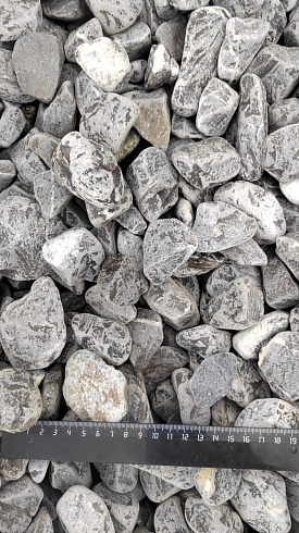 Kamenclub.ru: Щебень галтованный черный (мрамор) фр.40-70 мм.  купить в Петрозаводске мрамор черный с белыми прожилками, черный, белый щебень галтованный округлый 13500 руб/т   фото КАМЕНЬ КЛУБ