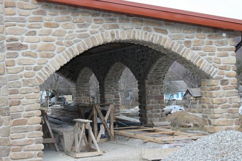 Kamenclub.ru: Песчаник для строительства и кладки блочный (фр 100-200 мм)  купить в Петрозаводске песчаник бежевый серый рыжий валун мелкий для строительства песчаник 6500 руб/т   фото КАМЕНЬ КЛУБ