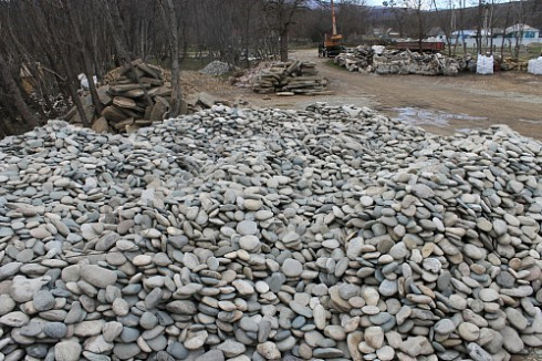 Kamenclub.ru: Галька речная плоская (ассорти) фр. 100-200-300 мм купить  в Петрозаводске галька галечник природный серый, белый темно-серый синий рыжий светло-серый природная галька плоская крупная 8000 руб/т   фото КАМЕНЬ КЛУБ