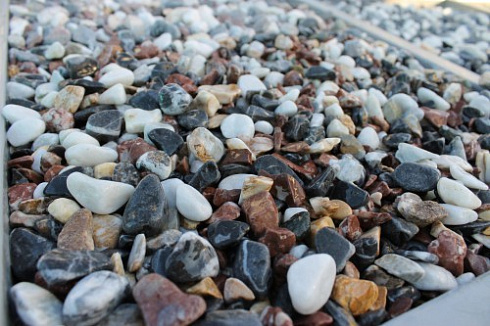 Kamenclub.ru: Мраморная крошка (щебень галтованный микс:белый-черный-розовый-медовый) фр.10-20 мм.  купить в Петрозаводске мрамор белый, медовый, черный, розовый мраморный декоративный ландшафтный окатанный округлый галтованный щебень 15500 руб/т   фото КАМЕНЬ КЛУБ