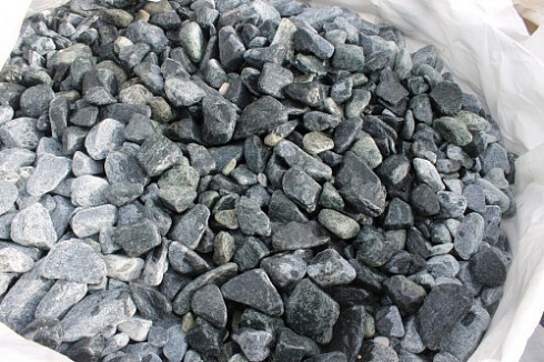 Kamenclub.ru: Щебень галтованный зеленый (змеевик) фр. 50-100 мм.  купить в Петрозаводске галтовка мраморная зеленый, салатовый мрамор 12 500 руб/т   фото КАМЕНЬ КЛУБ