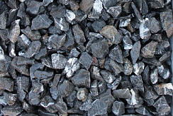 Kamenclub.ru: Щебень крошка черный (мрамор) фр. 5-10 мм.  купить в Петрозаводске мрамор черный с белыми прожилками, черный, белый мраморная крошка декоративная ландшафтная 11000 руб/т   фото КАМЕНЬ КЛУБ