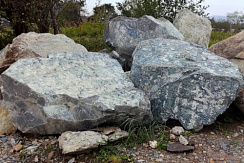 Kamenclub.ru: Змеевик скальник фр. 500-1500 мм.  купить в Петрозаводске змеевик зеленый серый черный глыба скальная колотая 7500 руб/т   фото КАМЕНЬ КЛУБ