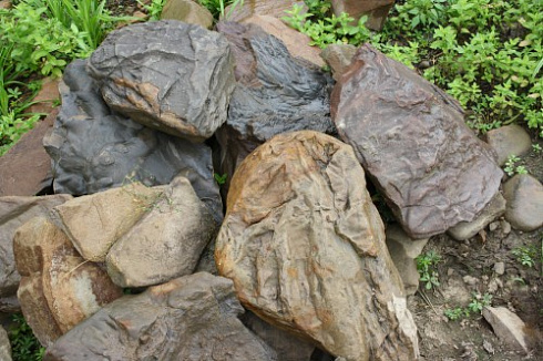 Kamenclub.ru: Песчаник декоративный ландшафтный (фр. 300-500 мм)  купить в Петрозаводске песчаник желтый рыжий серый зеленый валун речной окатанный природный песчаника 4 500 руб/т   фото КАМЕНЬ КЛУБ