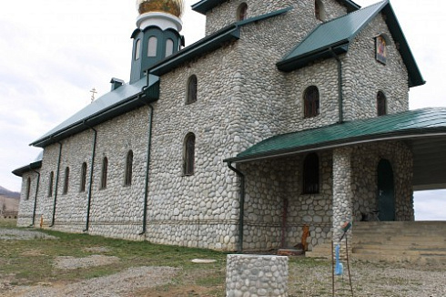 Kamenclub.ru: Галька речная плоская (бело-серая) фр. 100-200-300 мм. купить  в Петрозаводске галька речная плоская серый, белый, бело-серый, серо-белый речная галька плоская  9000 руб/т   фото КАМЕНЬ КЛУБ