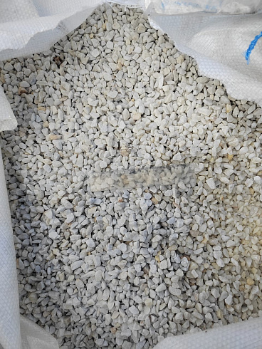 Kamenclub.ru: Мраморная крошка, щебень, цвет-белый, фр. 5-10 мм.  купить в Петрозаводске мрамор белый, айвори, молочный мраморная каменная крошка ландшафтная 12000 руб/т   фото КАМЕНЬ КЛУБ