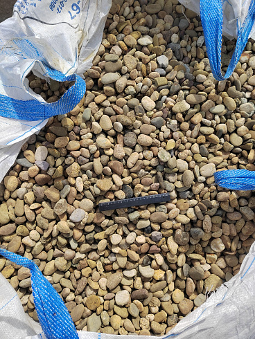 Kamenclub.ru: Галька речная окат рыжая фр. 20-40 мм. купить  в Петрозаводске галька речная окатанная рыжая желтая серая округлая речная галька 5000 руб/т   фото КАМЕНЬ КЛУБ