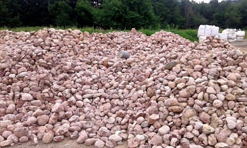 Kamenclub.ru: Розовый валунчик фр.100-300 мм.  купить в Петрозаводске крупный природный камень розовый, серый молочный красный речной галечник природный 7850 руб/т   фото КАМЕНЬ КЛУБ