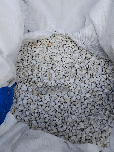 Kamenclub.ru: Мраморная крошка, щебень, цвет-белый, фр. 10-20 мм.  купить в Петрозаводске мрамор белый, молочный айвори каменная ландшафтная декоративная крошка шебня 12000 руб/т   фото КАМЕНЬ КЛУБ
