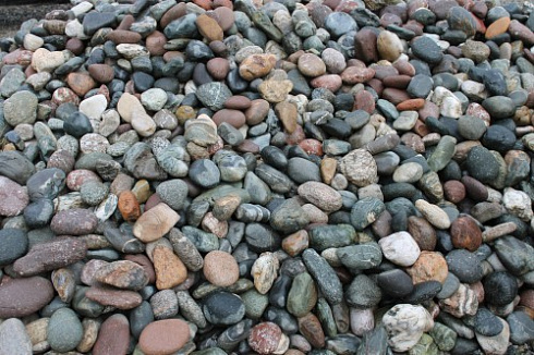 Kamenclub.ru: Галька окат (цветная картошка) фр. 50-100 мм. купить  в Петрозаводске галька природная окатанная серый белый цветной синий темно-серый коричневый округлый галечник окатанный 6800 руб/т   фото КАМЕНЬ КЛУБ