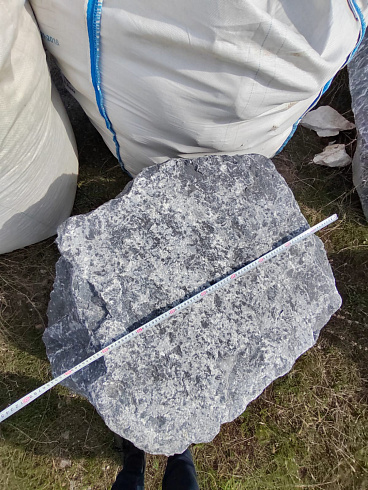 Kamenclub.ru: Черный мрамор скальник фр. 1000-1500 мм.  купить в Петрозаводске мрамор черный белый серый крупный колотый валун ландшафтный 9000 руб/т   фото КАМЕНЬ КЛУБ