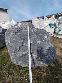 Kamenclub.ru: Черный мрамор скальник фр. 1000-1500 мм.  купить в Петрозаводске мрамор черный белый серый крупный колотый валун ландшафтный 9000 руб/т   фото КАМЕНЬ КЛУБ