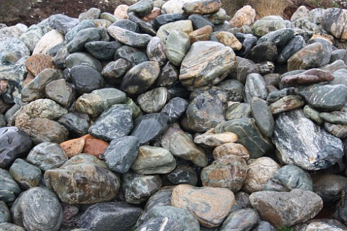 Kamenclub.ru: Ландшафтные валунчики фр.100-500 мм.  купить в Петрозаводске крупный природный камень серый, темно-серый, светло-серый речной валун крупный 4800 руб/т   фото КАМЕНЬ КЛУБ