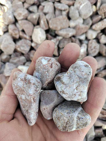 Kamenclub.ru: Мраморная крошка (щебень галтованный розовый) фр.20-40 мм.  купить в Петрозаводске мрамор розовый, красный оголтованный округлый щебень  15000 руб/т   фото КАМЕНЬ КЛУБ