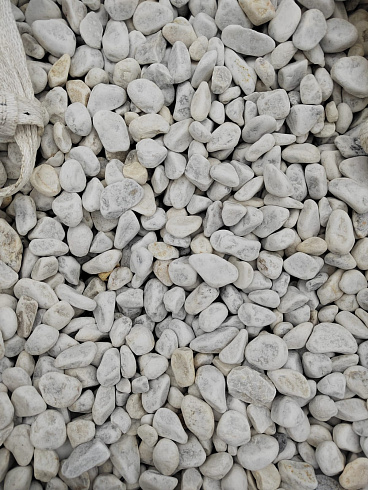 Kamenclub.ru: Мраморная крошка (щебень галтованный белый) фр.40-70 мм.  купить в Петрозаводске мрамор белый молочный айвори окатанный округлый природный камень 17000 руб/т   фото КАМЕНЬ КЛУБ