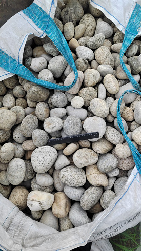 Kamenclub.ru: Галька речная окат (серо-белая) фр. 70-120 мм купить  в Петрозаводске галька галечник бело-серая, серо-белая, серая, белая речная природная галька  8000 руб/т   фото КАМЕНЬ КЛУБ