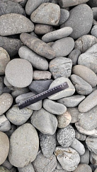 Kamenclub.ru: Галька речная окат (темно-серая) фр. 70-150 мм. купить  в Петрозаводске галька речная темно-серая, синяя, серая речная галька округлая  8000 руб/т   фото КАМЕНЬ КЛУБ