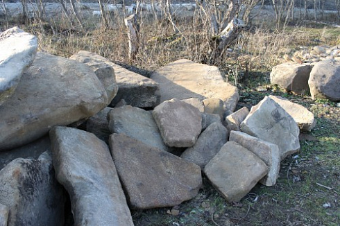 Kamenclub.ru: Песчаник плиты - плахи - пошаговые дорожки (фр. 70-150 мм)  купить в Петрозаводске песчаник серый бежевый желтый зеленый колотый песчаник строительный 6500 руб/т   фото КАМЕНЬ КЛУБ