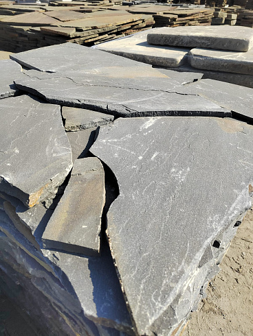 Kamenclub.ru: Песчаник пластушка светло-серый (3,0 см)  купить в Петрозаводске песчаник светло-серый, серый песчаник рваный ландшафтный колотый 13800 руб/м3   фото КАМЕНЬ КЛУБ