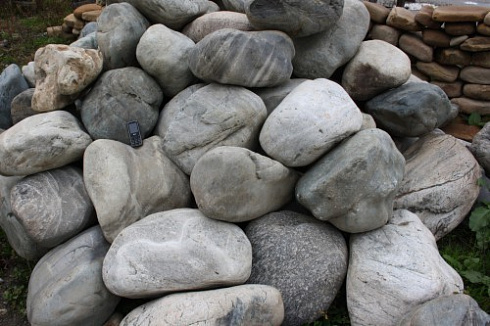 Kamenclub.ru: Речной валун Кабанчик фр.300-500 мм.  купить в Петрозаводске крупный природный камень галька серый, темно-серый речной валун галечник масштабный 7000 руб/т   фото КАМЕНЬ КЛУБ