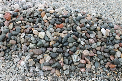 Kamenclub.ru: Галька окат (цветная картошка) фр. 50-100 мм. купить  в Петрозаводске галька природная окатанная серый белый цветной синий темно-серый коричневый округлый галечник окатанный 6800 руб/т   фото КАМЕНЬ КЛУБ