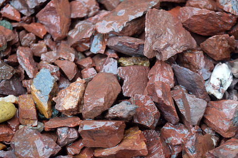 Kamenclub.ru: Щебень крошка красный (ЯШМА) фр. 10-20 мм.  купить в Петрозаводске яшма красный, бордовый, оранжевый, рыжий декоративный каменный ландшафтный щебень колотый 9000 руб/т   фото КАМЕНЬ КЛУБ