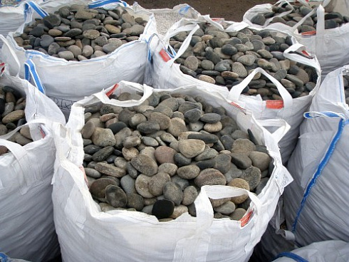 Kamenclub.ru: Галька речная плоская (ассорти) фр. 70-150 мм. купить  в Петрозаводске галька галечник серый белый темно-серый синий светло-серый плоская природная галька  9000 руб/т   фото КАМЕНЬ КЛУБ