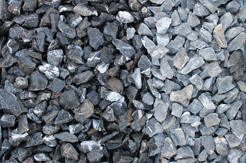 Kamenclub.ru: Щебень крошка черный (мрамор) фр. 20-40 мм.  купить в Петрозаводске мрамор черный с белыми прожилками мраморная каменная крошка 11000 руб/т   фото КАМЕНЬ КЛУБ