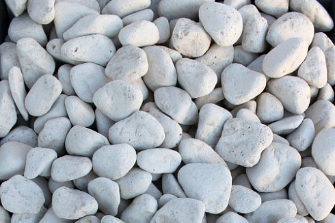 Kamenclub.ru: Мраморная крошка (щебень галтованный белый) фр.40-70 мм.  купить в Петрозаводске мрамор белый молочный айвори окатанный округлый природный камень 17000 руб/т   фото КАМЕНЬ КЛУБ