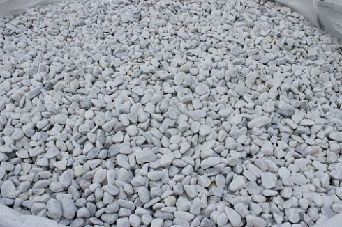 Kamenclub.ru: Мраморная крошка (щебень галтованный белый) фр.10-20 мм.  купить в Петрозаводске мрамор белый, молочный, айвори окатанный округлый декоративный ландшафтный щебень 17000 руб/т   фото КАМЕНЬ КЛУБ