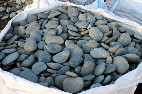 Kamenclub.ru: Галька речная плоская (темно-серая) фр. 70-150 мм. купить  в Петрозаводске галечник природный темно-серый серый синий речная плоская природная окатанная  9000 руб/т   фото КАМЕНЬ КЛУБ