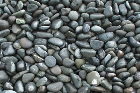 Kamenclub.ru: Галька речная окат (темно-серая) фр. 70-150 мм. купить  в Петрозаводске галька речная темно-серая, синяя, серая речная галька округлая  8000 руб/т   фото КАМЕНЬ КЛУБ