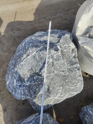 Kamenclub.ru: Черный мрамор скальник фр. 1000-1500 мм.  купить в Петрозаводске мрамор черный белый серый крупный колотый валун ландшафтный 9000 руб/т   фото КАМЕНЬ КЛУБ